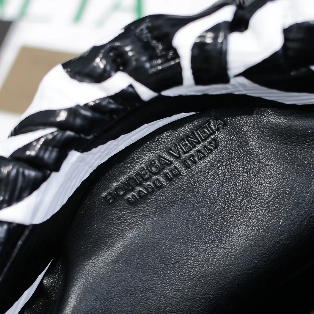 2020 new products will continue to upgrade the cloud bag to the вoттega veneтa chain cloud bag. It is still developed with imported original leather as standard. This hardware chain needs to be light on the upper body and can only be made of all-steel material. It is made of hollowed metal. You don’t have to worry about its weight. Major celebrity fashion bloggers have used it to attend fashion shows. Who can resist the charm of this large gold chain [smile] Style number: 6708# Size: 30*16*12